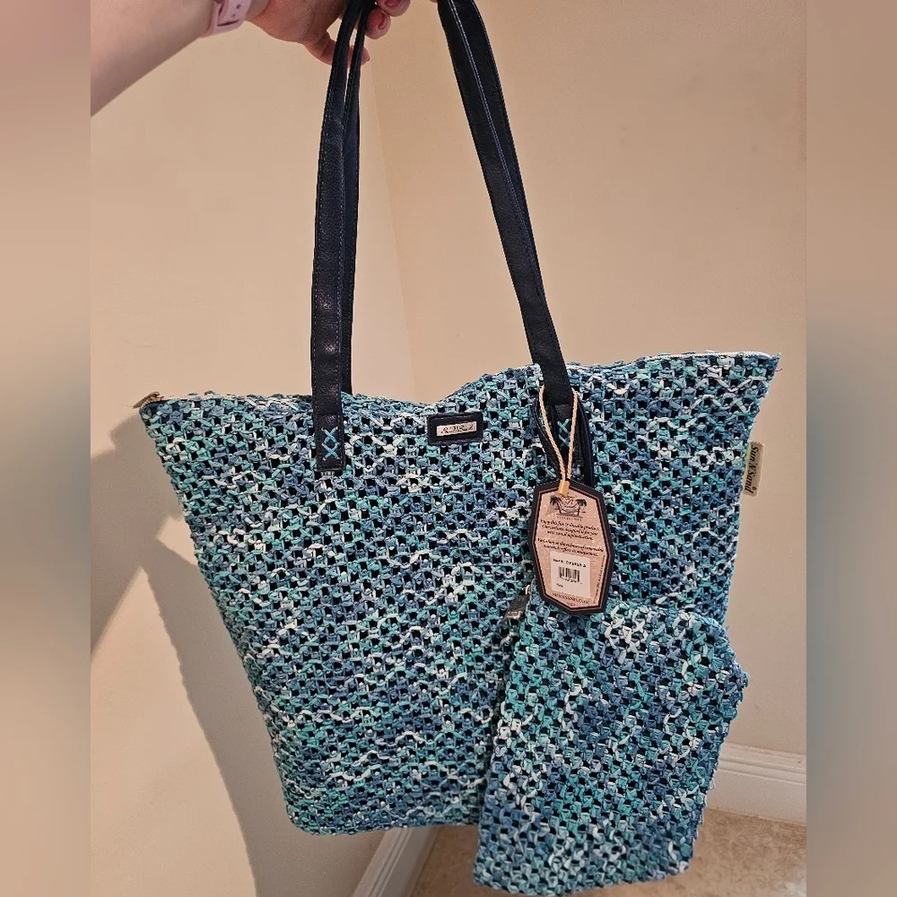 NWT Stylish Blue and White Knit Shoulder Bag - Picture 3 of 3